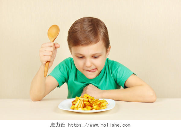 小男孩正在吃美味的油炸土豆